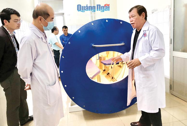GS.TS Nguyễn Trường Sơn (bên phải) truyền đạt kiến thức, kỹ thuật sử dụng buồng cao áp để thực hiện phương pháp điều trị oxy cao áp cho Bệnh viện Đa khoa tỉnh.                          Ảnh: N.T