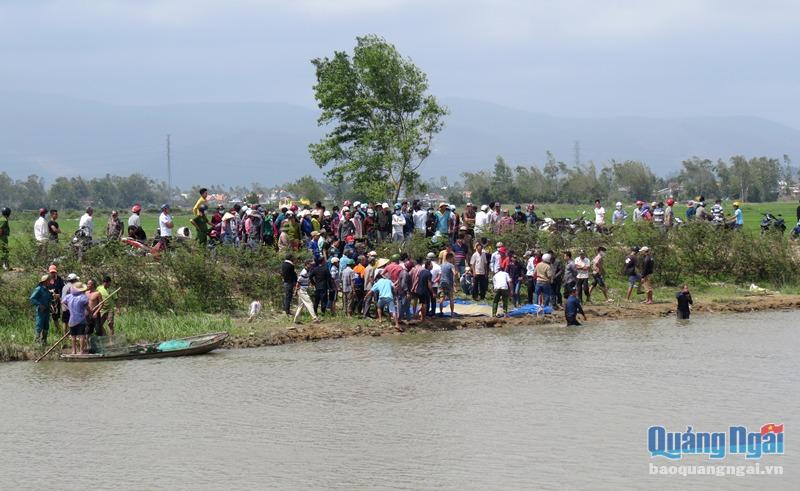 Người dân địa phương tham gia tìm kiếm các nạn nhân tại khu vực xảy ra đuối nước