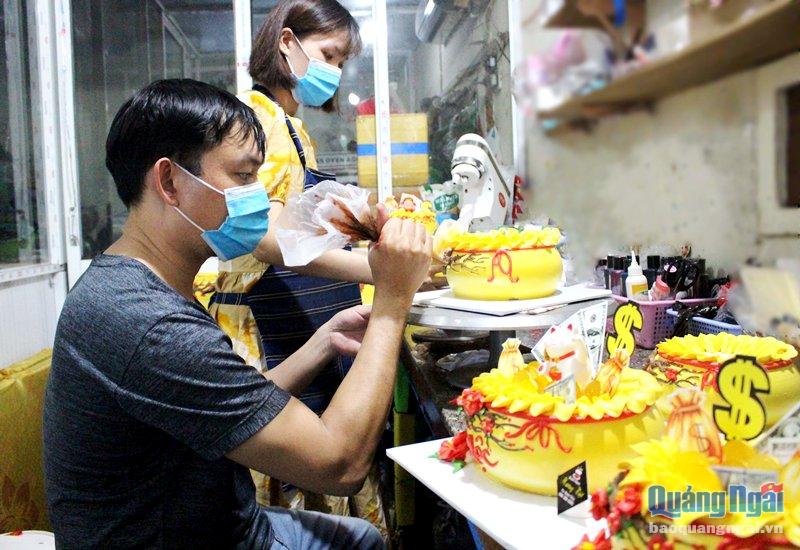 Tiệm bánh kem Hương Việt tăng ca để kịp bánh kem hình hũ vàng giao cho khách trong ngày vía Thần Tài