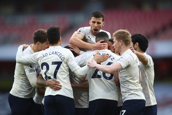 Các cầu thủ Man City ăn mừng bàn thắng vào lưới Arsenal - Ảnh: REUTERS