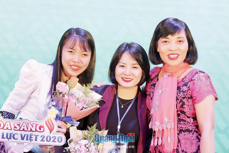 Chị Võ Cẩm Giang (bên trái) được vinh danh trong Chương trình “Toả sáng nghị lực Việt” năm 2020 tại Hà Nội.            Ảnh: NVCC