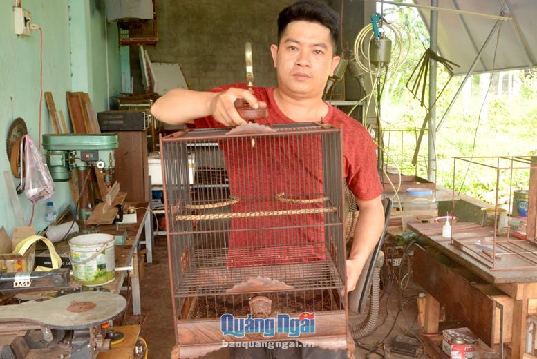 Bằng đôi tay khéo léo, anh Đỗ Văn Đình Dũng đã làm ra những chiếc lồng chim mỹ nghệ.
