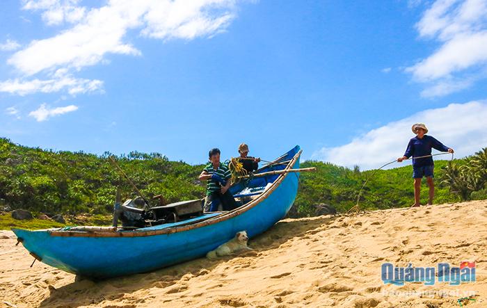 Thời gian gần đây, làng Gò Cỏ được đầu tư hơn về du lịch. Số hải sản mà dân làng đánh bắt được nay có thể bán cho khách du lịch và các hàng quán, giúp đời sống dân làng dần ổn định. Từ đó, nhiều thanh niên trai tráng của làng đi làm ăn xa cũng quay trở về để tiếp nối nghề.