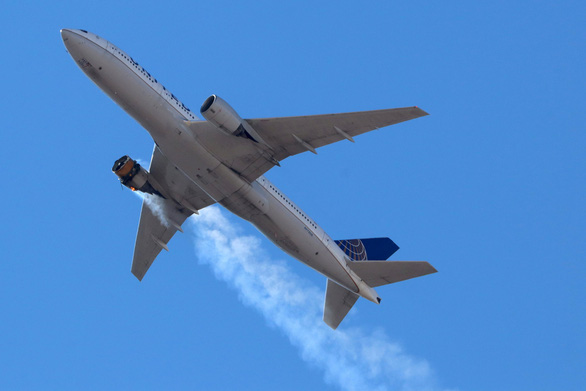 Máy bay Boeing 777-200 của United Airlines bị cháy động cơ không lâu sau khi khởi hành - Ảnh: Reuters
