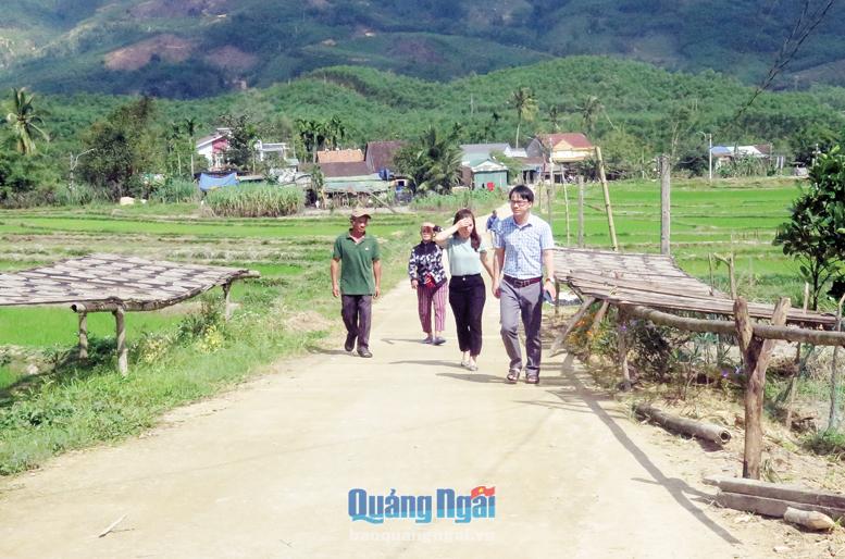 Tuyến đường đi qua thôn 1, thị trấn Trà Xuân (Trà Bồng) được bê tông giúp người dân đi lại thuận tiện. 