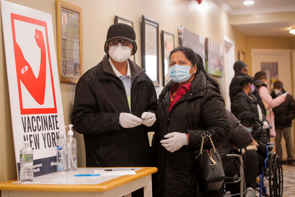 Người dân ở New York, Mỹ xếp hàng chờ tiêm vắc xin ngừa COVID-19 vào ngày 23-2 - Ảnh: REUTERS