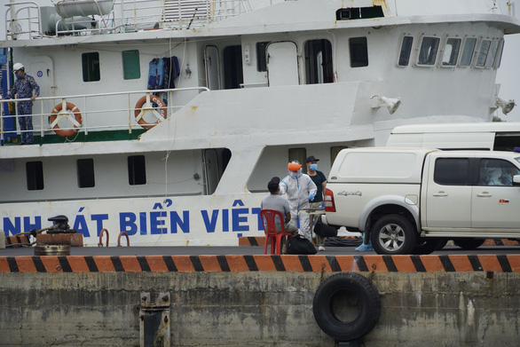 Lấy mẫu xét nghiệm thuyền viên tàu nước ngoài khi nhập cảnh vào Việt Nam vì tàu họ gặp nạn vào tháng 12-2020 - Ảnh: Đ.H.