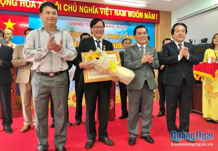 Lãnh đạo tỉnh trao huy hiệu, bằng khen và hoa chúc mừng Thầy thuốc ưu tú, Tiến sĩ Huỳnh Giới- Giám đốc Bệnh viện Đa khoa tỉnh Quảng Ngãi