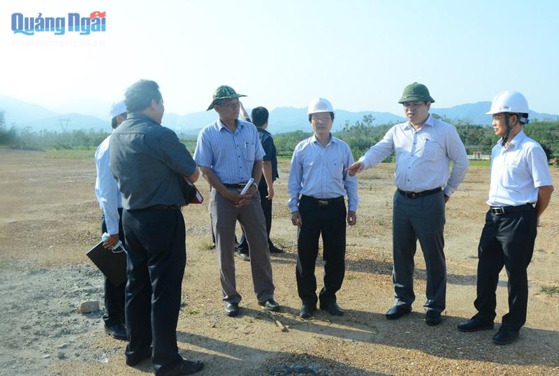 Phó Chủ tịch UBND tỉnh Trần Phước Hiền kiểm tra khu tái định cư tại xã Bình Minh (Bình Sơn).