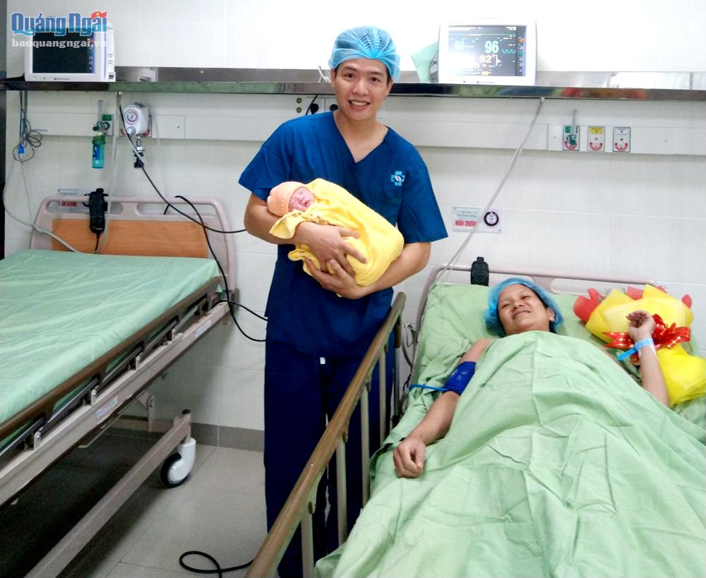 Đứa bé đầu tiên ra đời bằng phương pháp thụ tinh nhân tạo do bác sĩ Lĩnh thực hiện.