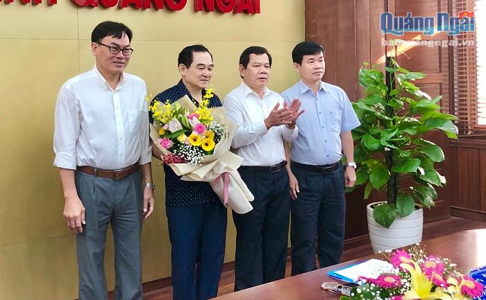 Chủ tịch UBND tỉnh Đặng Văn Minh tặng hoa chúc mừng lãnh đạo Sở Y tế nhân dịp 27.2