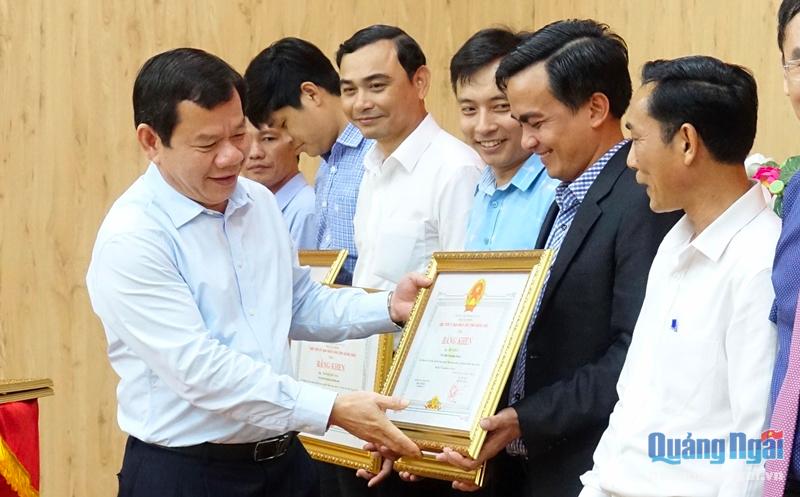 Chủ tịch UBND tỉnh Đặng Văn Minh trao Bằng khen cho các tập thể và cá nhân
