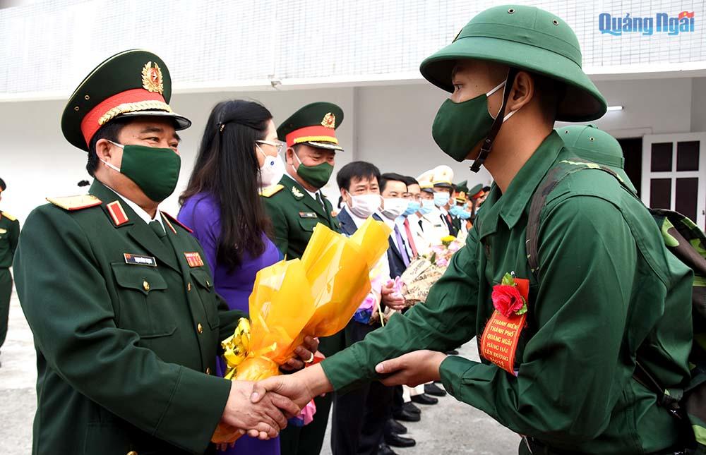 Chính ủy Quân khu 5, Trung tướng Trịnh Đình Thạch động viên và tiễn đưa thanh niên lên đường nhận nhiệm vụ.