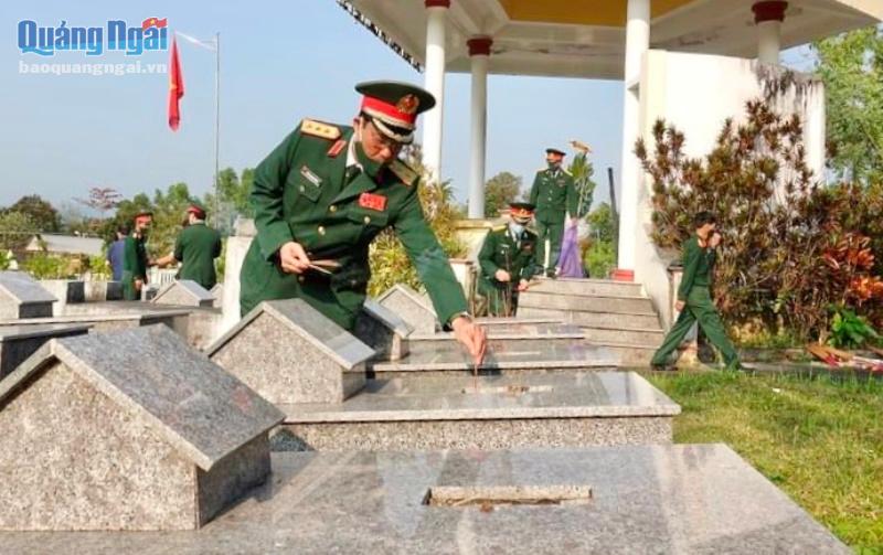 Thượng tướng Trần Quang Phương dâng huông lên cá phần mộ Anh hùng Liệt sĩ