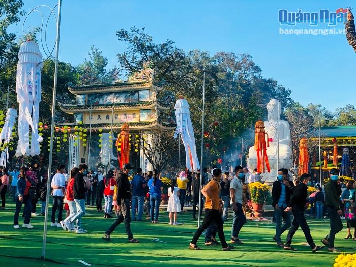 Rất đông người dân và du khách đến thắp hương, vãn cảnh chùa dịp đầu năm.