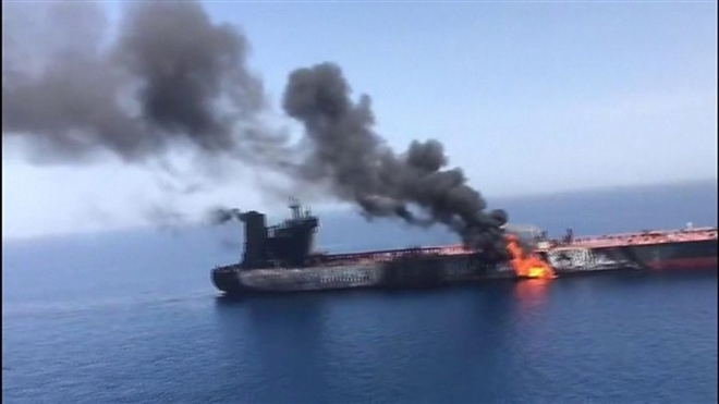 Tàu chở dầu bị cháy ở vịnh Oman. (Ảnh: CyprusNews)