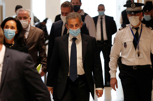 Cựu tổng thống Pháp Nicolas Sarkozy đeo khẩu trang khi đến tòa án Paris, Pháp ngày 1-3 - Ảnh: REUTERS