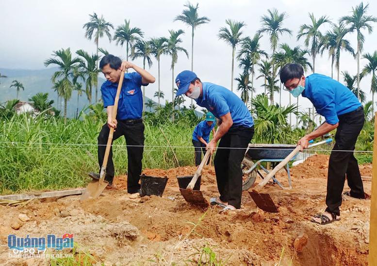 Đoàn viên, thanh niên huyện Mộ Đức tham gia khởi công xây dựng 