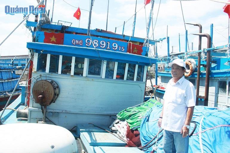 Nghỉ nghề biển từ năm 2017 , ông Nguyễn Sáu vẫn thường ra biển đứng trên khoang thuyền, nhớ biển.