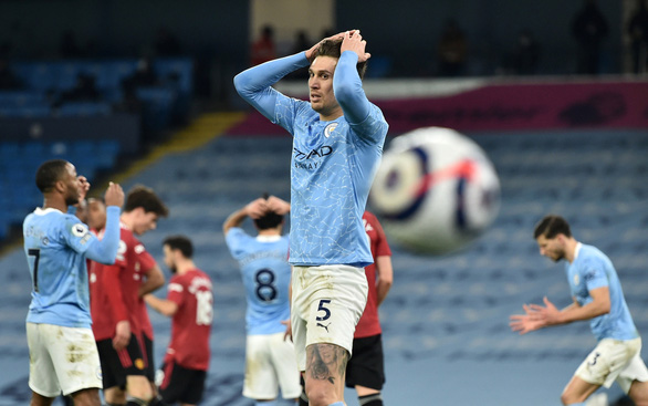 Các cầu thủ Man City ôm đầu tiếc nuối sau một tình huống bỏ lỡ - Ảnh: REUTERS
