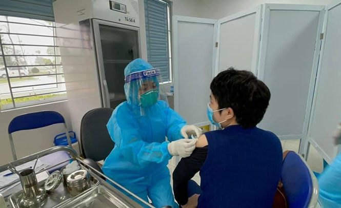 Bệnh viện Bệnh nhiệt đới trung ương cơ sở 2 tổ chức tiêm cho cán bộ, nhân viên y tế trong ngày 8-3.
