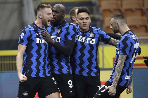 Đánh bại Atalanta, Inter Milan bỏ xa Juve 10 điểm