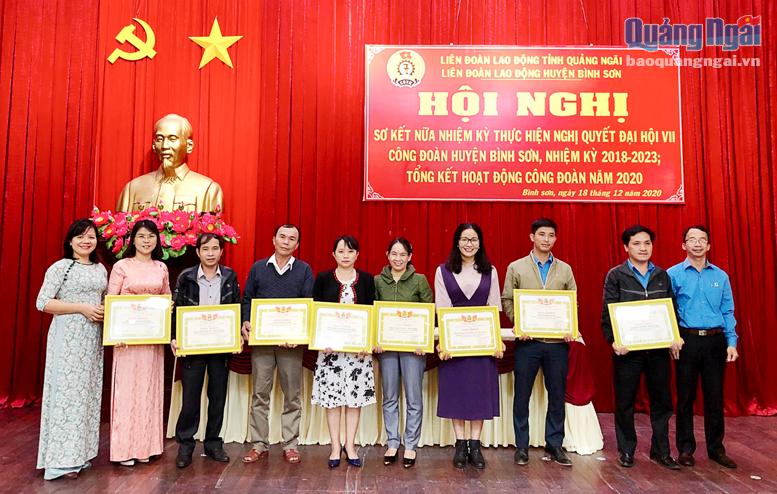  Nữ đoàn viên công đoàn của  công đoàn cơ sở thuộc LĐLĐ huyện Bình Sơn nhận bằng khen của LĐLĐ tỉnh.