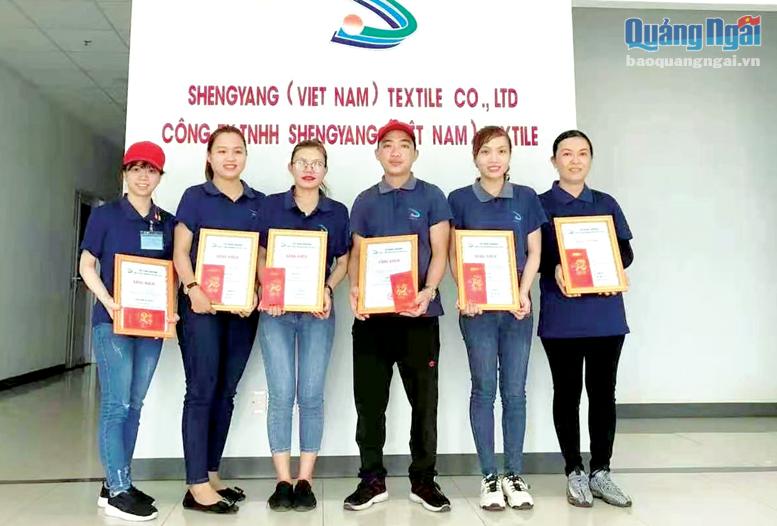 Công ty TNHH Shengyang khen thưởng cho công nhân lao động.