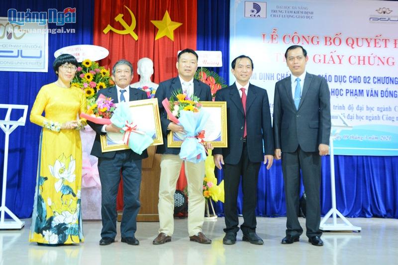 Trao giấy chứng nhận kiểm định giáo dục cho Trường ĐH Phạm Văn Đồng