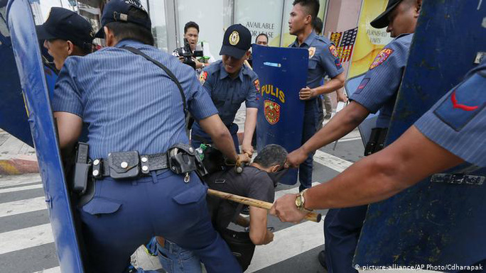Cảnh sát Philippines trấn áp nghi phạm ma tuý. Ảnh: AP