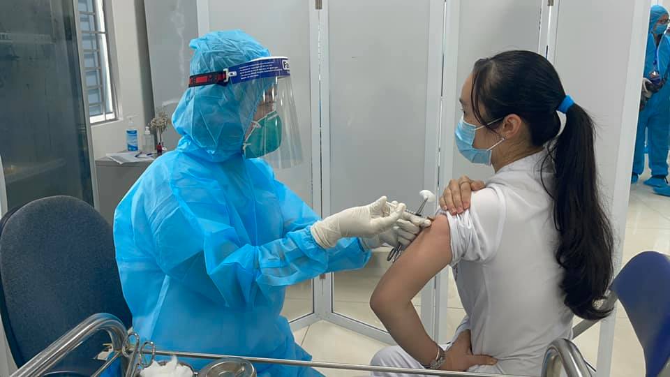 Tiêm vắc xin phòng COVID-19 cho cán bộ y tế của Bệnh viện Bệnh Nhiệt đới TP Hồ Chí Minh ngày 8/3