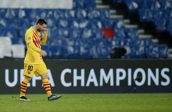 Messi buồn sau khi sút hỏng 11m - Ảnh: REUTERS