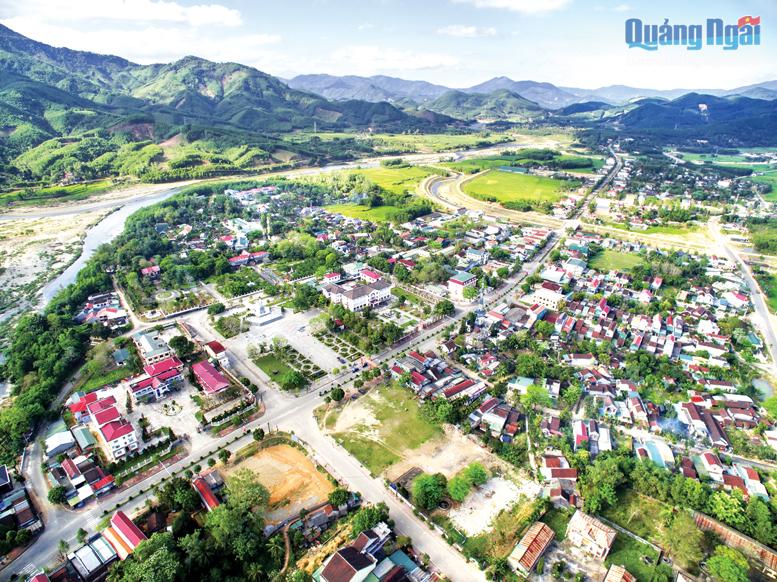Thị trấn Ba Tơ đẹp dịu dàng và bình yên dưới chân núi Cao Muôn.                        Ảnh: Tấn Cư