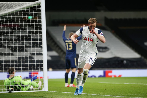 Harry Kane ăn mừng sau khi bàn thắng mở tỉ số cho Tottenham - Ảnh: REUTERS