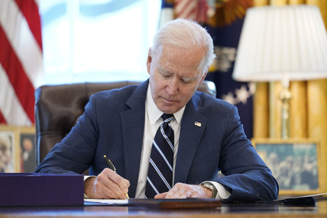 Tổng thống Mỹ Joe Biden đã ký ban hành luật cứu trợ COVID-19 trị giá 1,9 nghìn tỷ USD. (Ảnh: AP)