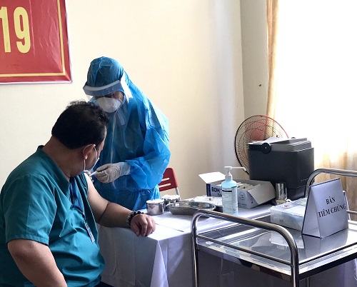 BS Lê Thanh Phúc- Giám đốc Bệnh viện Phổi Đà Nẵng là người đầu tiên tiêm vắc xin ở Đà Nẵng ngày 12/3
