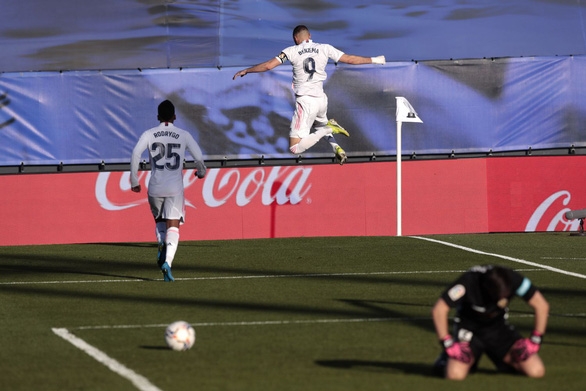 Benzema ăn mừng sau khi ghi bàn thắng giúp Real Madrid giành 3 điểm ở phút 90+3 - Ảnh: AP