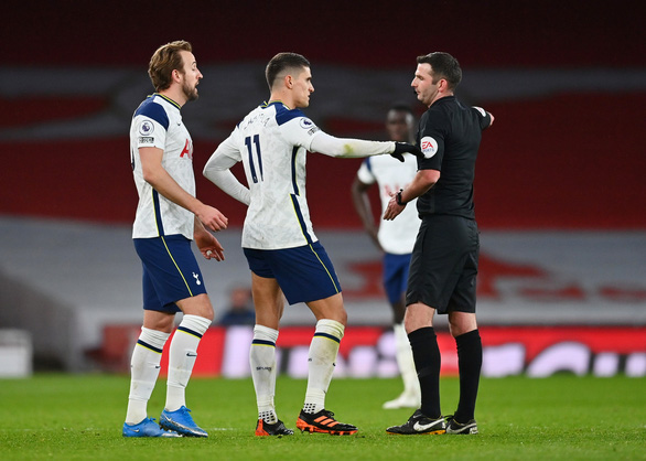 Lamela (11) bị truất quyền thi đấu ở phút 75, khiến Tottenham không thể gỡ hòa - Ảnh: REUTERS
