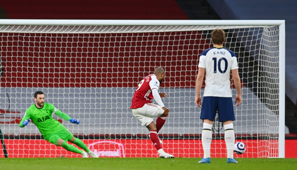 Lacazette nâng tỉ số lên 2-1 cho Arsenal từ chấm 11m - Ảnh: REUTERS
