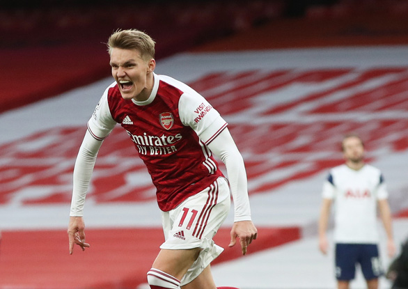 Martin Oedegaard ăn mừng bàn gỡ 1-1 cho Arsenal - Ảnh: REUTERS