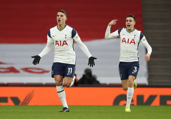 Erik Lamela ăn mừng bàn mở tỉ số cho Tottenham - Ảnh: REUTERS