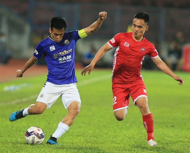 Hà Nội FC (trái) có duyên thắng Hải Phòng. 