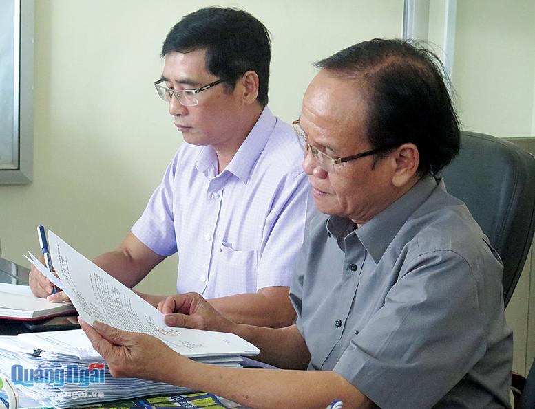 Cán bộ Ủy ban MTTQ Việt Nam tỉnh tiếp nhận hồ sơ ứng cử đại biểu HĐND tỉnh, nhiệm kỳ 2021 - 2026.