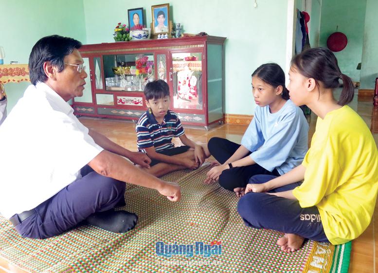 Thầy Trần Quang -  nguyên Hiệu trưởng Trường THCS Hành Minh (Nghĩa Hành) vừa được Bộ Giáo dục và Đào tạo tặng Bằng khen vì giúp đỡ học sinh nghèo. 