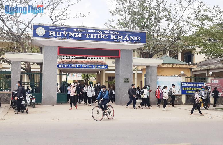 Học sinh Trường THPT Huỳnh Thúc Kháng tuân thủ Luật Giao thông đường bộ vào lúc tan trường. 