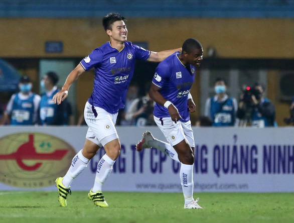 Các cầu thủ Hà Nội ăn mừng bàn thắng vào lưới Thanh Hóa - Ảnh: HỮU TẤN