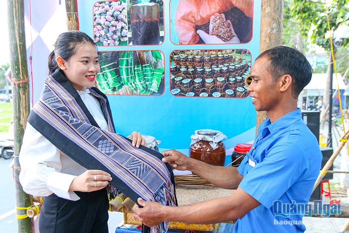 Anh Lê Hữu Phẩm đến từ đơn vị Huyện đoàn Ba Tơ chia sẻ, Hội trại là dịp để các ĐVTN có dịp được giao lưu, học hỏi, trau dồi thêm những kĩ năng của mình như kỹ năng làm trại, sinh hoạt đội nhóm, thực hành dã ngoại,... Đây còn là cơ hội để chúng tôi được giới thiệu bản sắc riêng tại địa phương mình đến tất cả mọi người trên toàn tỉnh.