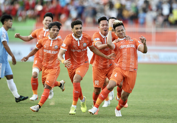 Các cầu thủ Bình Định lôi Hồ Tấn Tài lại để ăn mừng bàn thắng - Ảnh: N.K.