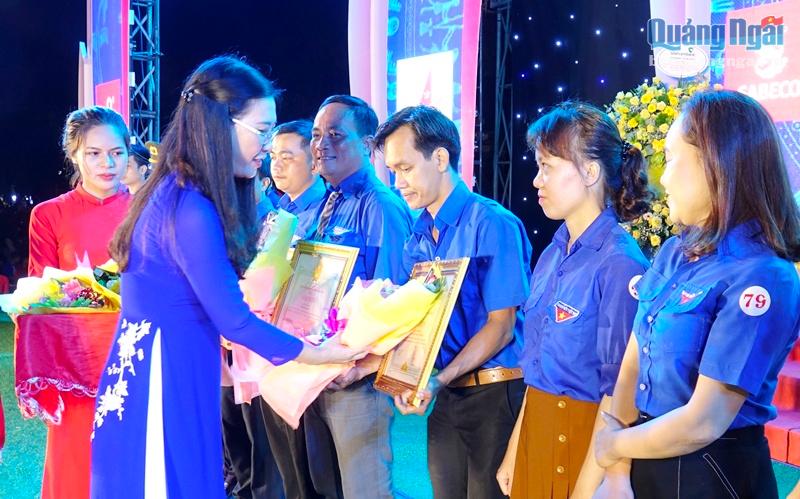 Ủy viên Trung ương Đảng, Bí thư Tỉnh ủy, Chủ tịch HĐND tỉnh Bùi Thị Quỳnh Vân trao Bằng khen của UBND tỉnh cho các tập thể và cá nhân tiêu biểu