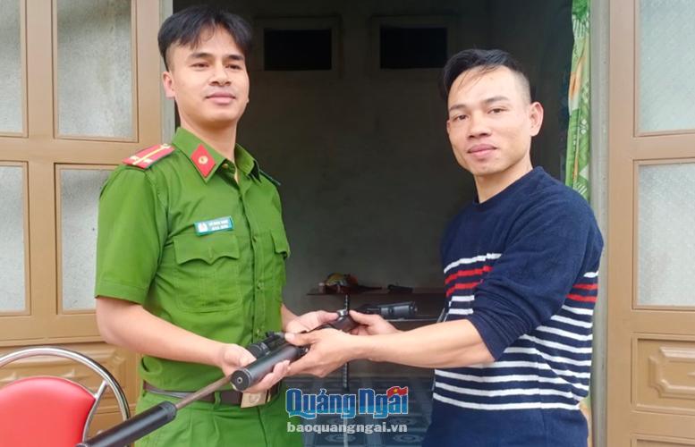 Người dân tự nguyện giao nộp vũ khí cho Công an huyện Trà Bồng.  Ảnh: V.L